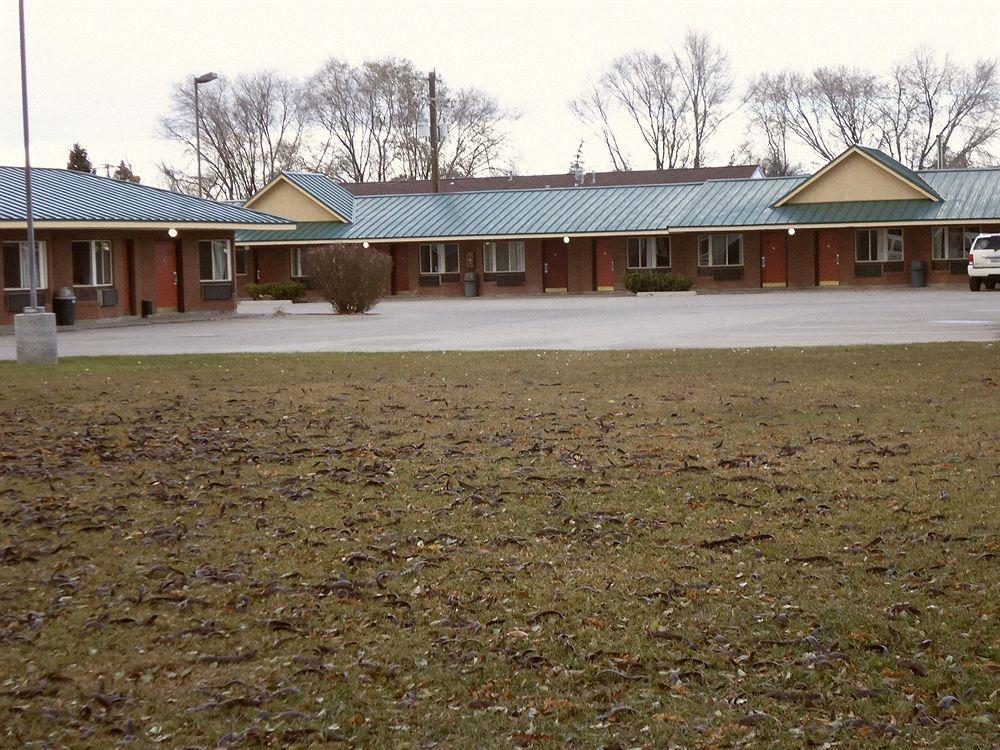 Apollo Motor Inn wide view of motel building